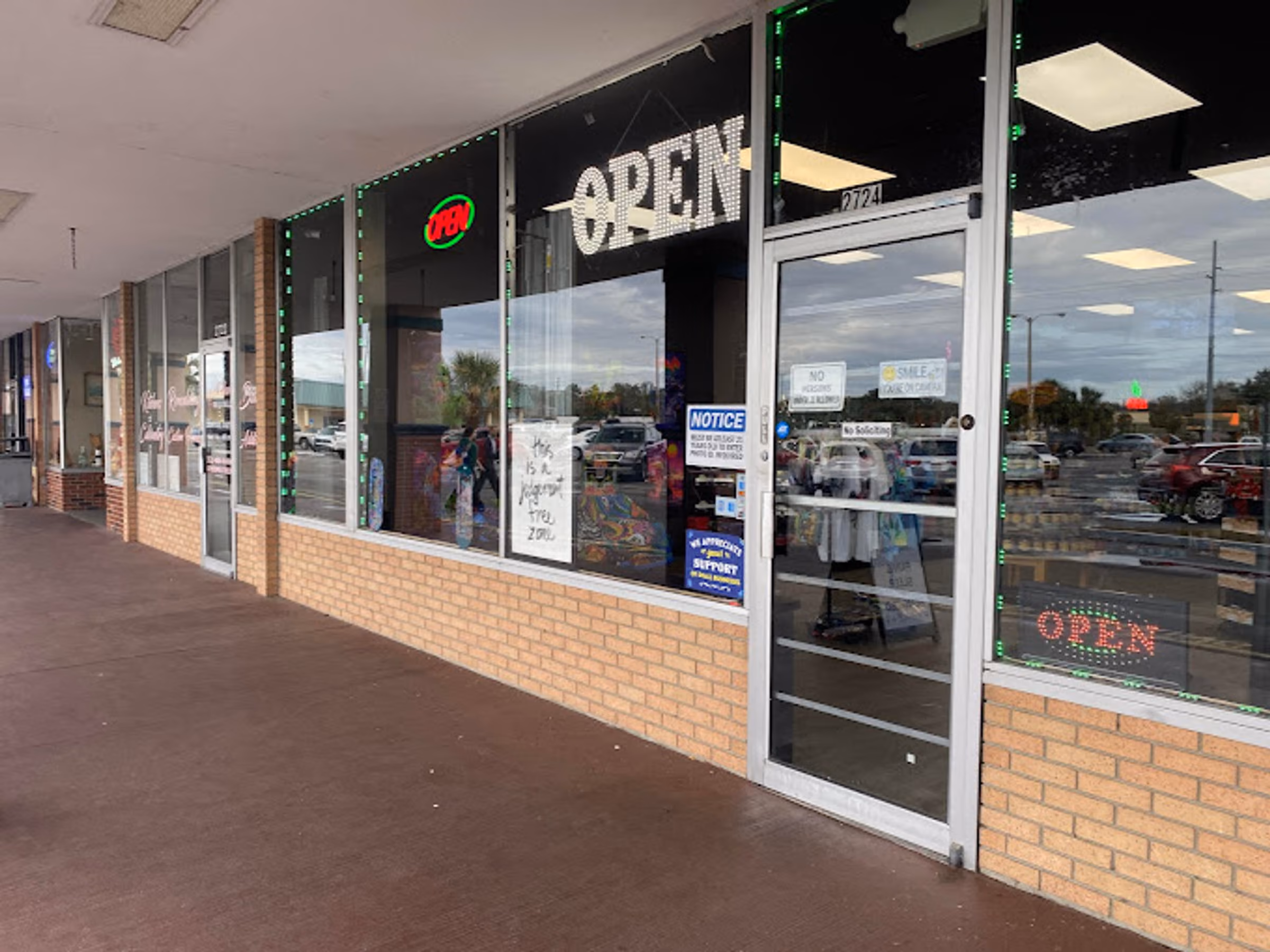 Metro Smoke Shop storefront in daylight at Mount Dora Plaza Shopping Center, 2724 W Old US Highway 441